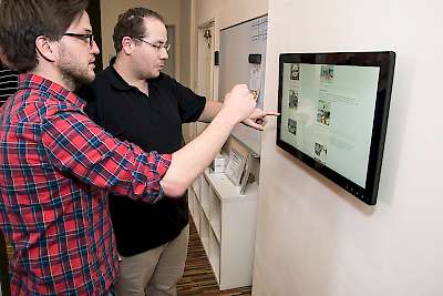 Das Checken der Dashboards gehört zu unserer täglichen Arbeit. Die Tools dafür bauen wir natürlich selbst.