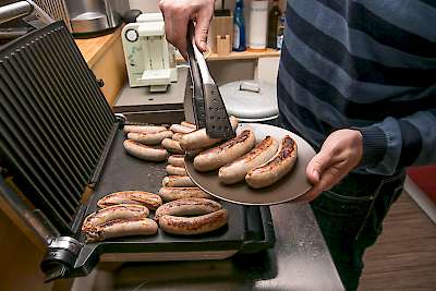 Grillen in der Freizeit ist super - Grillen auf der Arbeit noch besser. Darum ist unsere Küche mit einem erstklassigen Kontaktgrill ausgestattet.